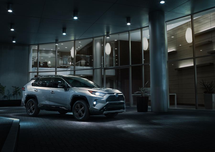  Toyota RAV4 XSE Hybrid 2018 года  (NA) (фото 1 из 71)